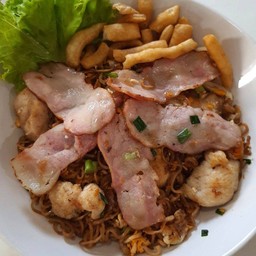 มาม่าคั่วหมู เบคอน