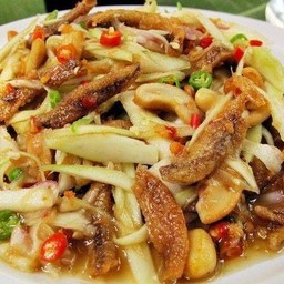 ยำมะม่วงเปรี้ยว ปลาร้าหวาน ปลากรอบ