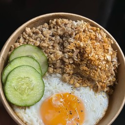 ข้าวไก่กระเทียม + ไข่