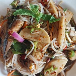 ยำขนมจีนปลาทูไก่ยอ