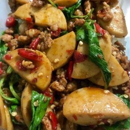 กะเพราหมูสับใส่หมูยอราดข้าว