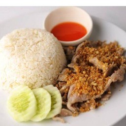 ข้าวหมูทอดกระเทียมพริกไท