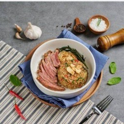 ข้าวคลุกกะเพราสเต็กเนื้อโคขุน