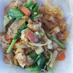 ผัดชีอิ้วเส้นใหญ่ หมู,ไก่