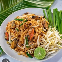 ผัดไทยใส่หอย