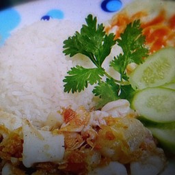 หมึกกะเทียมราดข้าว