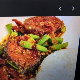 ข้าวพริกแกงปลาดุกสด