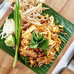 ผัดไทยแม่ประนอม สวนอาหารบ้านคุณพ่อ -