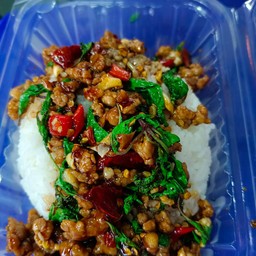 กระเพราหมูสับราดข้าว