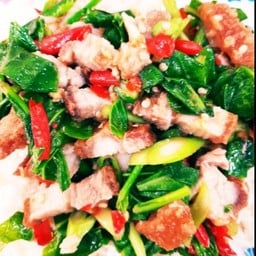 กับข้าว-คะน้าหมูกรอบ