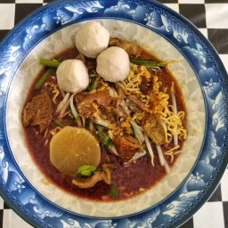 ก๋วยเตี๋ยวโกเด้ง (หมูสด-เนื้อตุ๋น) ถนอมมิตรคอนโด อ.2
