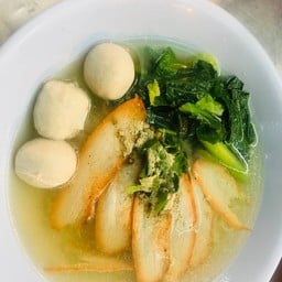 ชายสี่หน้าหมู่บ้านมั่งมี