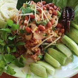 ยำแหนมข้าวทอดยำแหนมสดสตรูแม่ชฎามณี ตลาดเฟื่องฟ้า