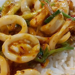 ข้าวหมึกผัดไข่เค็ม