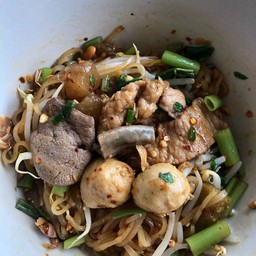 ก๋วยเตี๋ยวหมู (แห้ง)