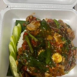 ผัดกระเพรา หมูชิ้น ราดหน้า (ราดข้าว)