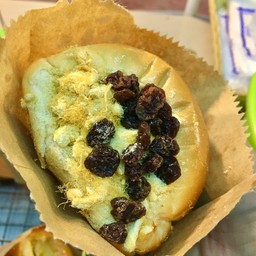 ขนมปังไส้หมูหยอง+ลูกเกด