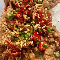 หมูชิ้นผัดพริกเกลือราดข้าว