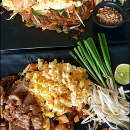 ผัดไทวุ้นเส้นหมูหมักไฟลุก