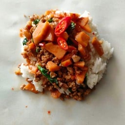 ข้าวกะเพราหมูสับ+ไส้กรอก ห่อกระดาษ