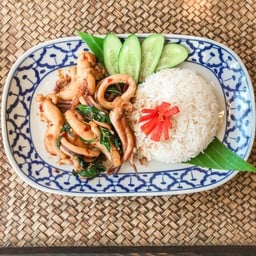 ข้าวราดปลาหมึกไข่ผัดใบกะเพราพริกแห้ง