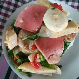 ข้าวราดผัดกระเพรารวมมิตรสไตล์จานใหญ่