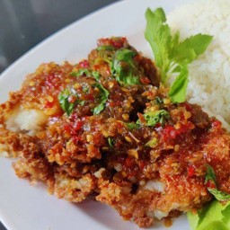 ปลาดอลลี่ซอสกะเพราะ(กับข้าว)