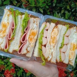 แซนวิชไส้ทะลัก (ไข่ดาว+ไส้กรอก)