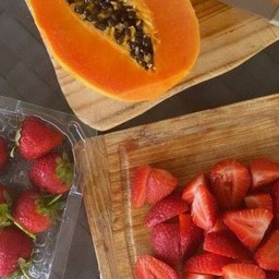 ชุดหั่นมะละกอสุก + สตอเบอรี่ (รวม 300 กรัม) + น้ำกีวี่ปั่น 1 แก้ว