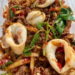 กะเพราหมูสับ+ปลาหมึกหน่อไม้ดองราดข้าว