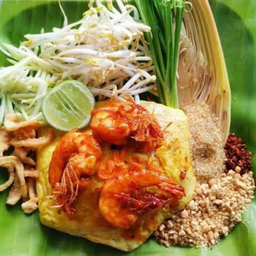 ผัดไทกุ้งสดห่อไข่