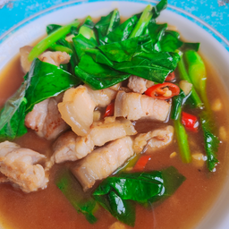 ผัดคะน้าราดข้าว
