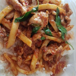 ข้าวผัดพริกแกงหน่อไม้ใส่หมูชิ้น