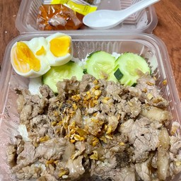 ข้าวหมูกระเทียมพริกไทย