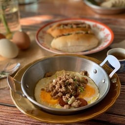 SET 1 ไข่กระทะ + ขนมปังญวนทรงเครื่อง (1 ชิ้น)