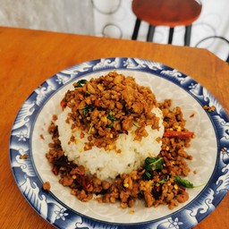 ข้าวกระเพราพริกแห้ง