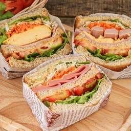 แซนวิชไส้ทะลัก (ไส้กรอก+โบโลน่า)