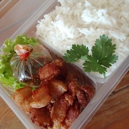 สามชั้นทอดน้ำปลาราดข้าว