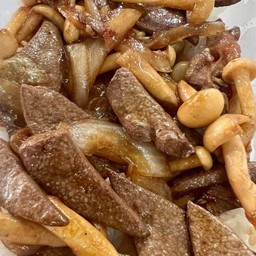 ผัดตับหมูใส่เห็ดราดข้าว