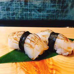 Aburi HOTATE  Nigiri (1pcs)  ข้าวปั้นหน้าหอยเซลล์เผา1ชิ้น