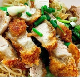 (พิเศษ) ก๋วยเตี๋ยวน้ำ เส้นใหญ่ ,เส้นเล็ก ,เส้นหมี่ไวไว หมูกรอบ
