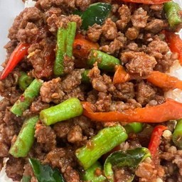 พริกแกงหมูใส่ถั่วฝักยาวราดข้าว