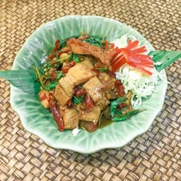 หมูกรอบผัดใบกะเพราคั่วพริกเเห้ง กับข้าว