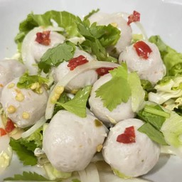 ยำลูกชิ้นหมูแซ่บๆเนืัอเน้นๆ