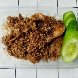 ข้าวหมูกระเทียมพริกไทย (หมูชิ้น)