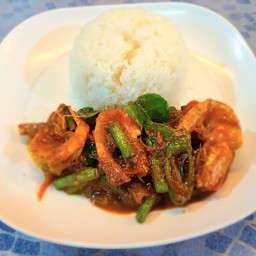 ผัดพริกแกงกุ้งสดราดข้าว