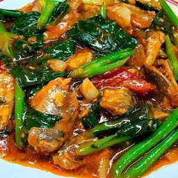 ผัดเผ็ดคะน้าปลากระป๋อง+ราดข้าว