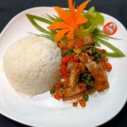 หมูกรอบผัดพริกเกลือราดข้าว