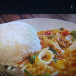 หมึกผัดไข่เค็มราดข้าว
