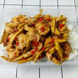 ข้าวราดผัดหน่อไม้ไก่